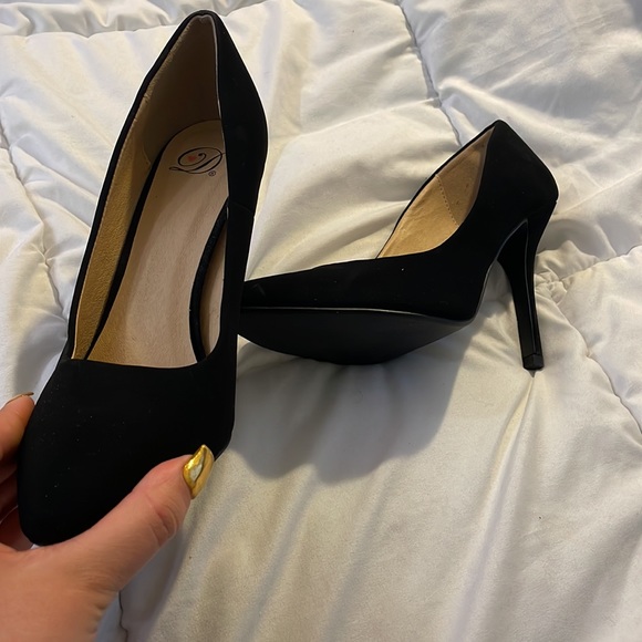 Simple black heels - Picture 2 of 3